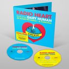Text: "RADIO HEART featuring GARY NUMAN All Across The Nation - A Collection." Zwei CDs und ein blaues Cover mit rotem Herz.