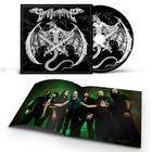 "Dragonforce" in stilisierter Schrift, darüber ein Drache als Logo. Darunter ein geöffnetes Booklet mit einer Bandfotografie.