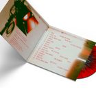 Links roter Text: Songtitel und Mitwirkende. Rechts Trackliste in Rot. Vinyl-Album, teils sichtbar, glänzend rot.