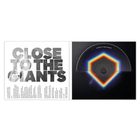 Text: "CLOSE TO THE GIANTS". Links große Buchstaben, rechts farbiges CD-Cover mit Regenbogenmuster.