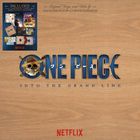 Logo mit Totenkopf und Schriftzug „ONE PIECE“; Text: "INTO THE GRAND LINE", "NETFLIX". Holzhintergrund.