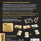 Text oben: "REALTALK FOURTH WING – DRACHENREITER ODER ASCHEHAUFEN?"  
Beschreibung: Spielkartendesign mit Karten, Chips und Infos zu einem Gesellschaftsspiel.