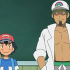Ein Junge mit roter Mütze und Pikachu steht neben einem Mann mit offenem weißen Kittel und Kappe mit Regenbogenmotiv.