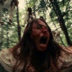 Kein Text vorhanden. Eine Frau mit blutigem Gesicht schreit im Wald, Puppen hängen von Bäumen.