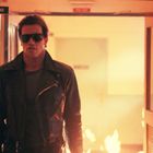 Text: "BUNKO SQUAD." Person mit Sonnenbrille und Lederjacke steht in einem Korridor, Flammen im Hintergrund.