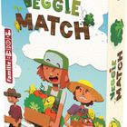 "VEGGIE MATCH" ist der Titel. Illustration von fröhlichen Figuren, die Kisten mit lächelndem Gemüse tragen.