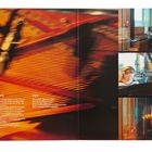 Text links: "BAND", "THANKS", "CREDITS". Farbige Szenen in einem Musikstudio mit Instrumenten und verschwommener Ästhetik.
