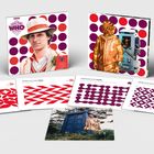 "BBC Doctor Who" ist mehrmals auf Karten zu sehen. Ein Mann im Hut, bunte Muster und ein goldener Alien in einem Outfit.