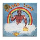 "Spread Love" ist in einem Bogen über einem muskulösen Mann auf einer Wolke geschrieben, mit einem Regenbogen im Hintergrund.