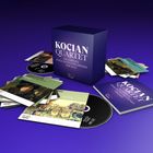 Aufschrift auf einer Box: "Kocian Quartet. The Complete Praga Digitals Recordings 1996-2010". CDs und Booklets umgeben die Box.