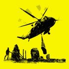Ein schwarz-gelbes Bild zeigt einen Hubschrauber, der Lasten hebt, mit einer Silhouette eines Menschen am Boden.