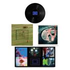 Ein schwarzes Vinyl, bunte und abstrakte Illustrationen, darunter Landschaft, Seitenspiegel und Collage mit Neon-Elementen.