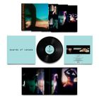 "boards of canada" auf hellblauem Hintergrund. Zu sehen ist eine Schallplatte und verschiedene teils verschwommene Porträts.