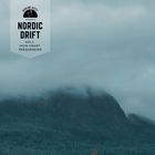 „NORDIC DRIFT VOL. 1: HIGH COAST FREQUENCIES“ ist links oben. Davor ein nebliger, bewaldeter Berg.