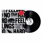 "No hard feelings" ist groß geschrieben. Fotos von Gesichtern, einem Raben, einem Auge. Ein roter Kreis mit "*". Elegant inszeniert.