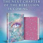 Text: "THE NEXT CHAPTER OF THE REBELLION IS COMING..." und "ESCAPE ME." Ein Buchcover mit einem großen, mystischen Auge.