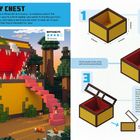 "Creepy Chest", Bauanleitung mit 3D-Illustrationen einer großen Minecraft-Truhe mit rot-gelben Farben im Wald.