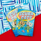 "SCUBA CATS" steht in großen Buchstaben. Auf dem Cover sind zwei tauchende Katzen gezeichnet. Hintergrund bunt und wasserartig.
