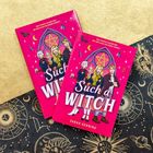 "She's perfect in every way, but she's also the perfect suspect." Zwei Bücher, pinkes Cover mit drei Figuren und magischen Symbolen.