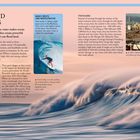 Der Text beschreibt, wie Wind und Erdbeben Wellen und Tsunamis erzeugen. Große Welle im Vordergrund. Surfer im Einsatz.