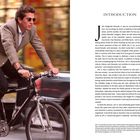 Links ein Mann im Anzug auf einem Fahrrad. Rechts der Text: "INTRODUCTION" und ein Artikel über John F. Kennedy Jr.