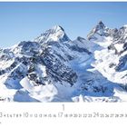 "Graubündener Alpen" unter einem verschneiten Bergpanorama mit klarblauem Himmel, darunter Kalender mit Zahlen.