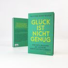 Vorderseite: "GLÜCK IST NICHT GENUG". Autor: Oliver Hoffmann. Rückseite: Zitat über Glück und Eudaimonia. Grün-gelbes Design.