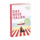 „DAS NEUE ITALIEN, MARC BEISE“, Illustration: Person unter Schirm auf gestreiftem Weg am Strand.