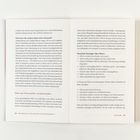 Doppelseite eines Buches mit Titeln: "Und wenn die andere Seite nicht mitmacht?" und "Sich von Vorurteilen verabschieden".