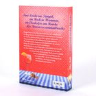 „Eine Leiche im Tümpel, ein Rudi in Flammen, ein Eberhofer am Rande des Nervenzusammenbruchs“ steht oben auf einem Buch. Darunter ein Cocktailglas und Brezeln auf kariertem Tischtuch.