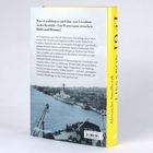 Text: Reflexion über Lissabon als Warteraum im Zweiten Weltkrieg. Historische Szene eines Hafens mit Schiffen und Personen.