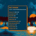 Text mit orangefarbener Schrift: "MATT PERISON - Level 15 – Schlachtfeldüberlebenskünstler...". Hintergrund: post-apokalyptische Stadt mit Sonnenuntergang.