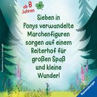Ab 8 Jahren. Sieben in Ponys verwandelte Märchenfiguren sorgen auf einem Reiterhof für großen Spaß und kleine Wunder! Eine Illustration eines Waldes mit Blumen und Bäumen. Ravensburger-Logo rechts unten.