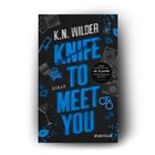 K.N. Wilder, "Knife to Meet You". Empfehlung: Ab 18 Jahre. Illustrationen von Cocktailglas, Pistole, Handschellen.