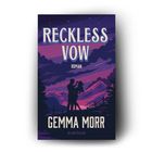 „RECKLESS VOW“, „ROMAN“, „GEMMA MORR“, „everlove“. Silhouette eines Paares vor Bergen im Sonnenuntergang.
