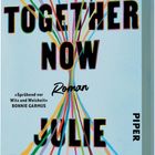 Text: "ALL TOGETHER NOW. Roman. Sprühend vor Witz und Weisheit BONNIE GARMUS. JULIE BUXBAUM." Bunte Linienstreifen im Hintergrund.