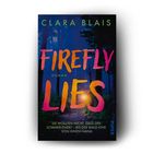 Text: "CLARA BLAIS," "FIREFLY LIES," "SIE WOLLTEN NICHT, DASS DER SOMMER ENDET – BIS DER WALD EINE VON IHNEN NAHM." Wald bei Nacht.