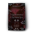 "Nightmare Chronicles", rote Designs, dunkler Waldhintergrund. Text: "Eine Jägerin, aus Dunkelheit erschaffen".