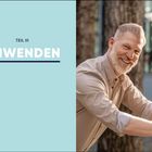 Text: "TEIL III ANWENDEN". Ein lächelnder Mann lehnt lässig an einen Baum, im Hintergrund unscharfe Gebäude.