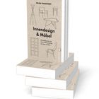 Buchtitel "Innendesign & Möbel" von Frida Ramstedt. Illustrationen von Möbeln auf dem Cover. Bücher stapeln sich.