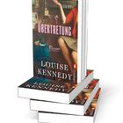Ein Buchstapel mit "ÜBERTRETUNG - Roman - LOUISE KENNEDY", gedecktes Café-Hintergrundmotiv.