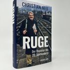 Buchtitel: "RUGE: Der Reporter des 20. Jahrhunderts" von Christian Neef. Mann auf Bahngleisen im Hintergrund.