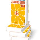 Der Text „JAKOBS LIED“ und „BARBARA LECIEJEWSKI“ auf Buchcover vor gelber Blume mit rotem Zentrum. Buchstapel.