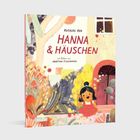 1. Hanna zieht ein. Eine Mädchenillustration steht fröhlich vor einer Haustür mit der Nummer 34, umgeben von Pflanzen.