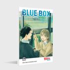 „BLUE BOX“, „Zeit, dass es belohnt wird“. Illustration: Zwei Jugendliche in Schuluniform, sie zeigt nachdenklich auf ihn.