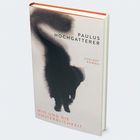 Text: „PAULUS HOCHGATTERER“, „ZSOLNAY ROMAN“, „MIO UND DIE UNSTERBLICHKEIT“. Ein schwarzer Katzenumriss auf dem Buchcover.