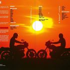 IMPRESSUM und INHALT, Liste von Ländern und Motorradmarken; im Hintergrund zwei Motorradfahrer vor einem Sonnenuntergang.