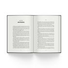 Text im Buch: "AUFTAKT DER PROZESS". Es folgen Absätze in kleinerer Schrift. Buch mit schwarzen Einbandrändern.