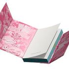 Rosa Faltmappe mit dekorativen Mustern und Illustrationen. Innen sind vielfältige, weiße Seiten.