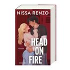 "NISSA RENZO, HEAD ON FIRE, ROMAN." Illustration eines Paares, das sich in einer Umarmung ansieht.